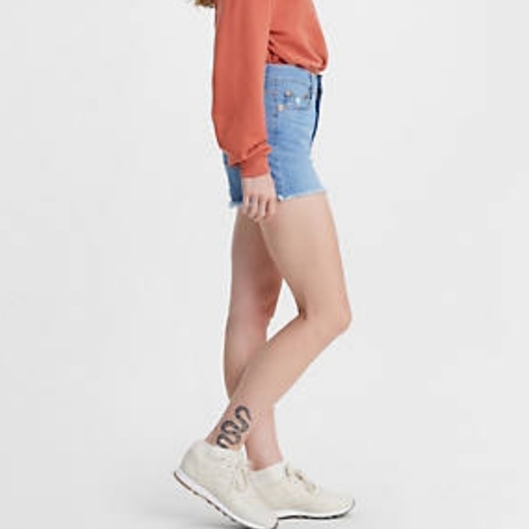 Levi's High Rise Shorts in Tribecca Scoop Light Wash Size 27 - Picture 2 of 10